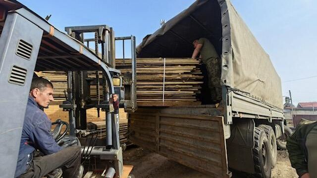 Погрузка гуманитарного груза из Орловской области для бойцов спецоперации - РИА Новости, 1920, 01.10.2025