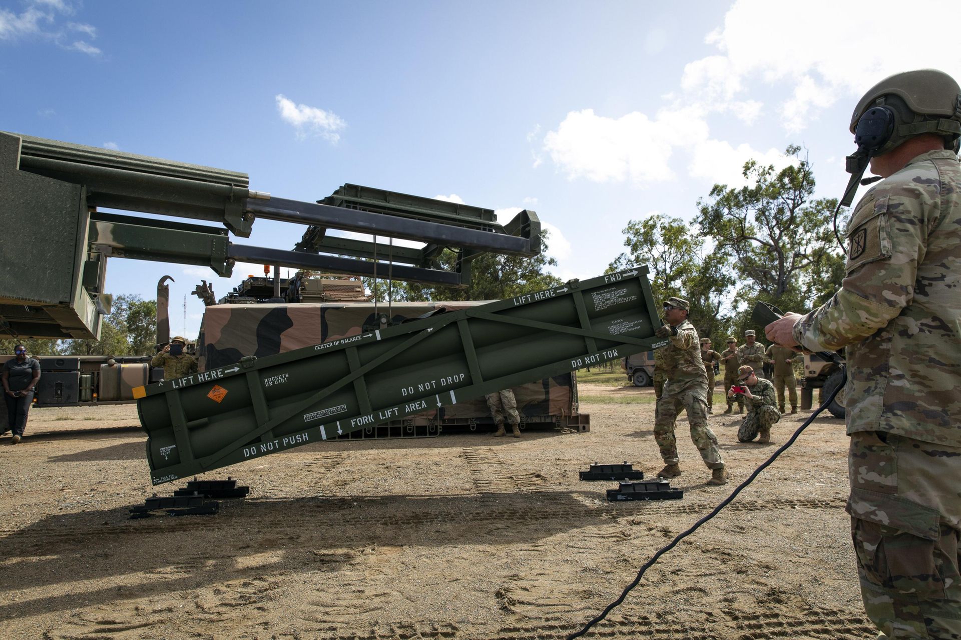 Загрузка ракет ATACMS в высокомобильную артиллерийскую ракетную систему HIMARS Загрузка ракет ATACMS в высокомобильную артиллерийскую ракетную систему HIMARS - РИА Новости, 1920, 28.06.2024