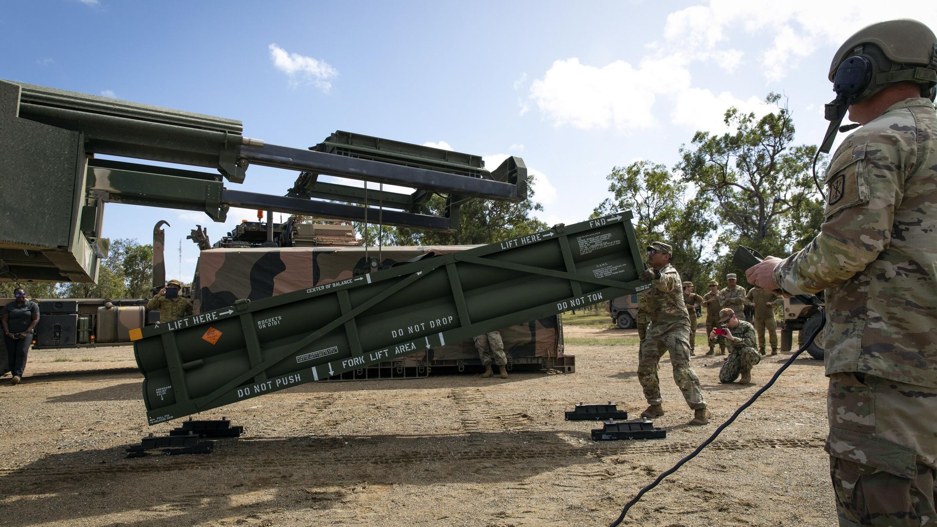 Загрузка ракет ATACMS в высокомобильную артиллерийскую ракетную систему HIMARS Загрузка ракет ATACMS в высокомобильную артиллерийскую ракетную систему HIMARS - РИА Новости, 1920, 11.09.2024