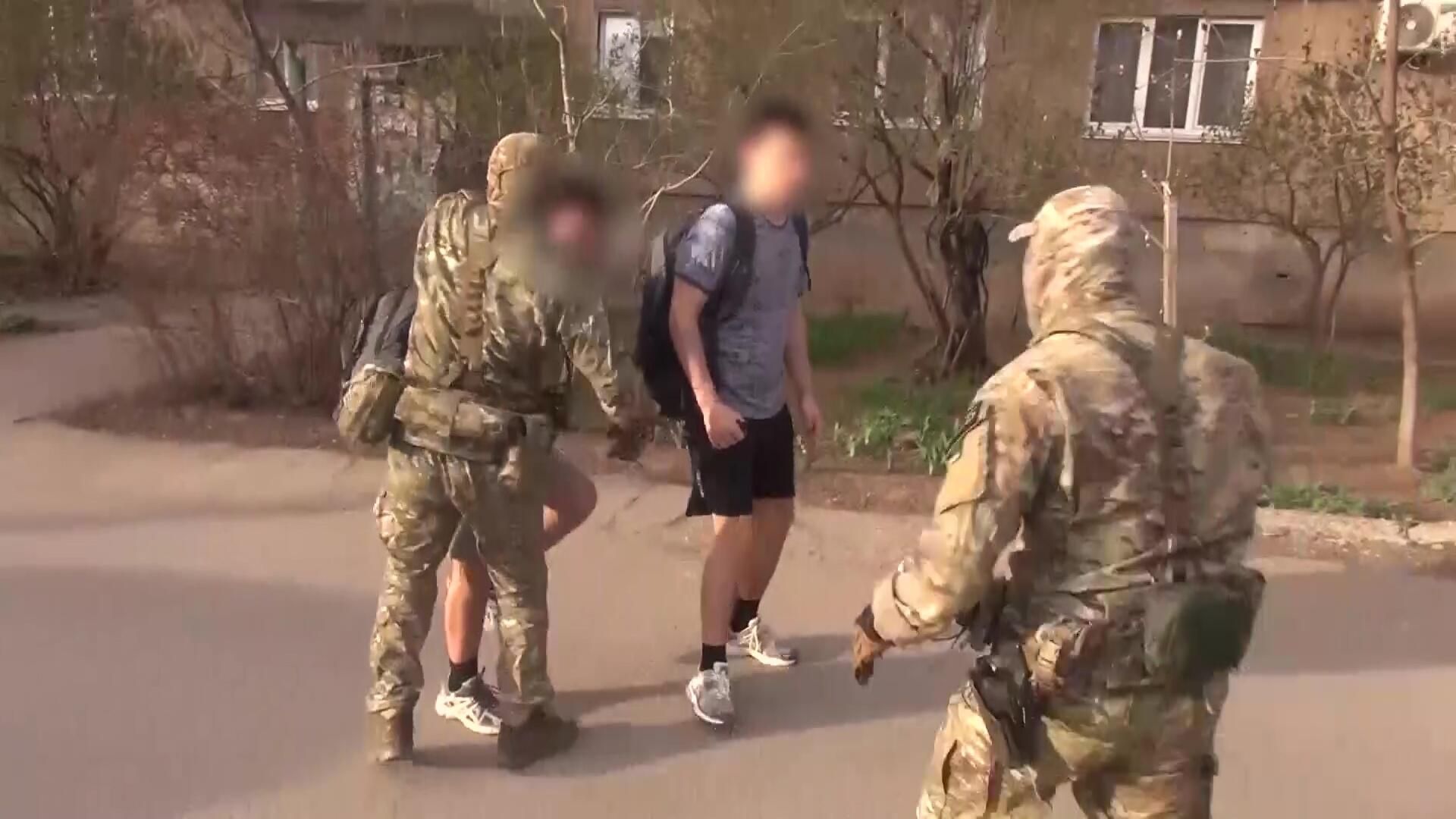 Сотрудники ФСБ РФ во время задержания двух членов ячейки запрещенной Верховным судом Российской Федерации проукраинской террористической организации National-Socialism/White Power в городе Волжский - РИА Новости, 1920, 26.04.2024