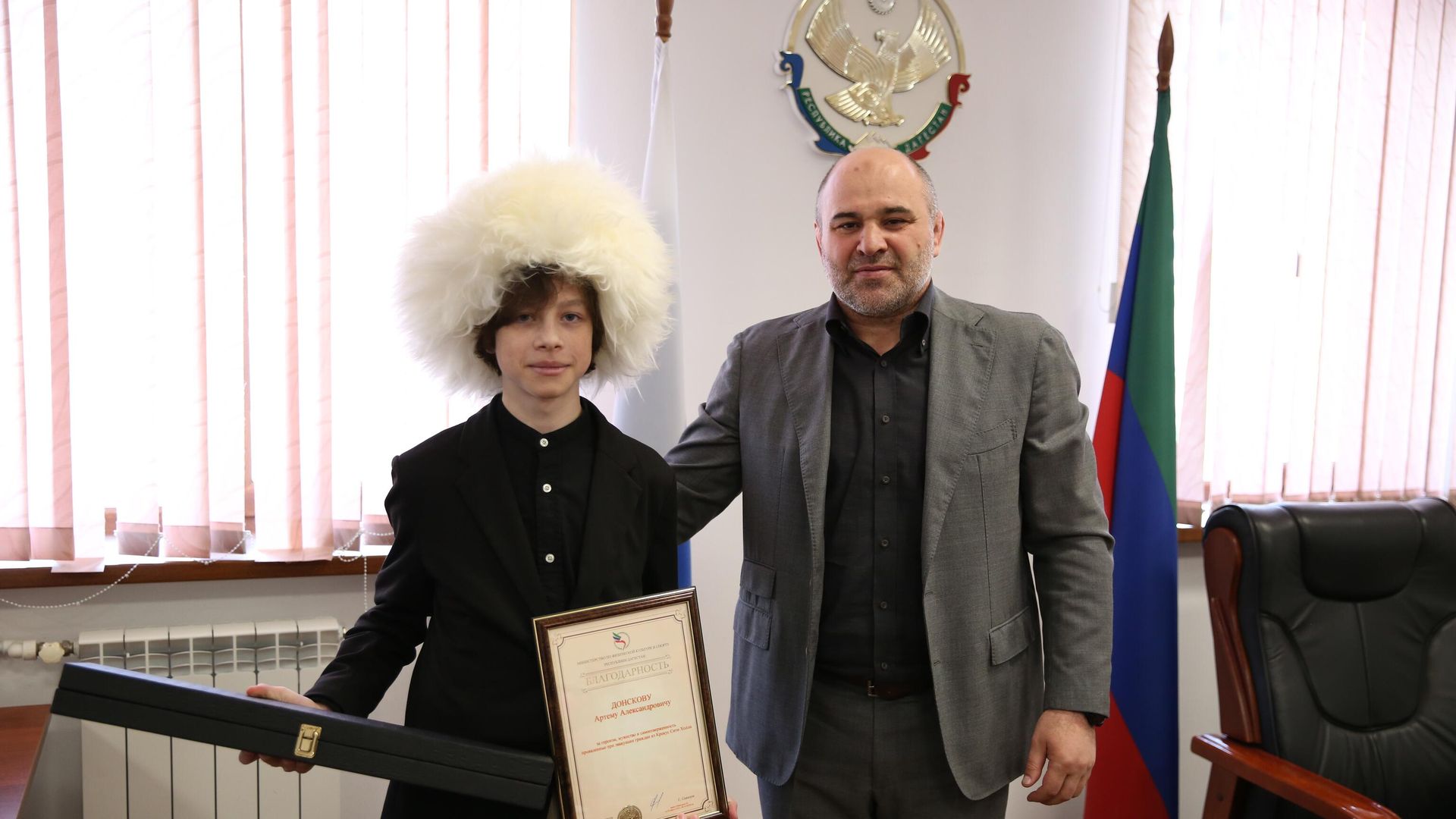 Министр по физической культуре и спорту Дагестана Сажид Сажидов награждает Артема Донскова Министр по физической культуре и спорту Дагестана Сажид Сажидов награждает Артема Донскова - РИА Новости, 1920, 26.04.2024