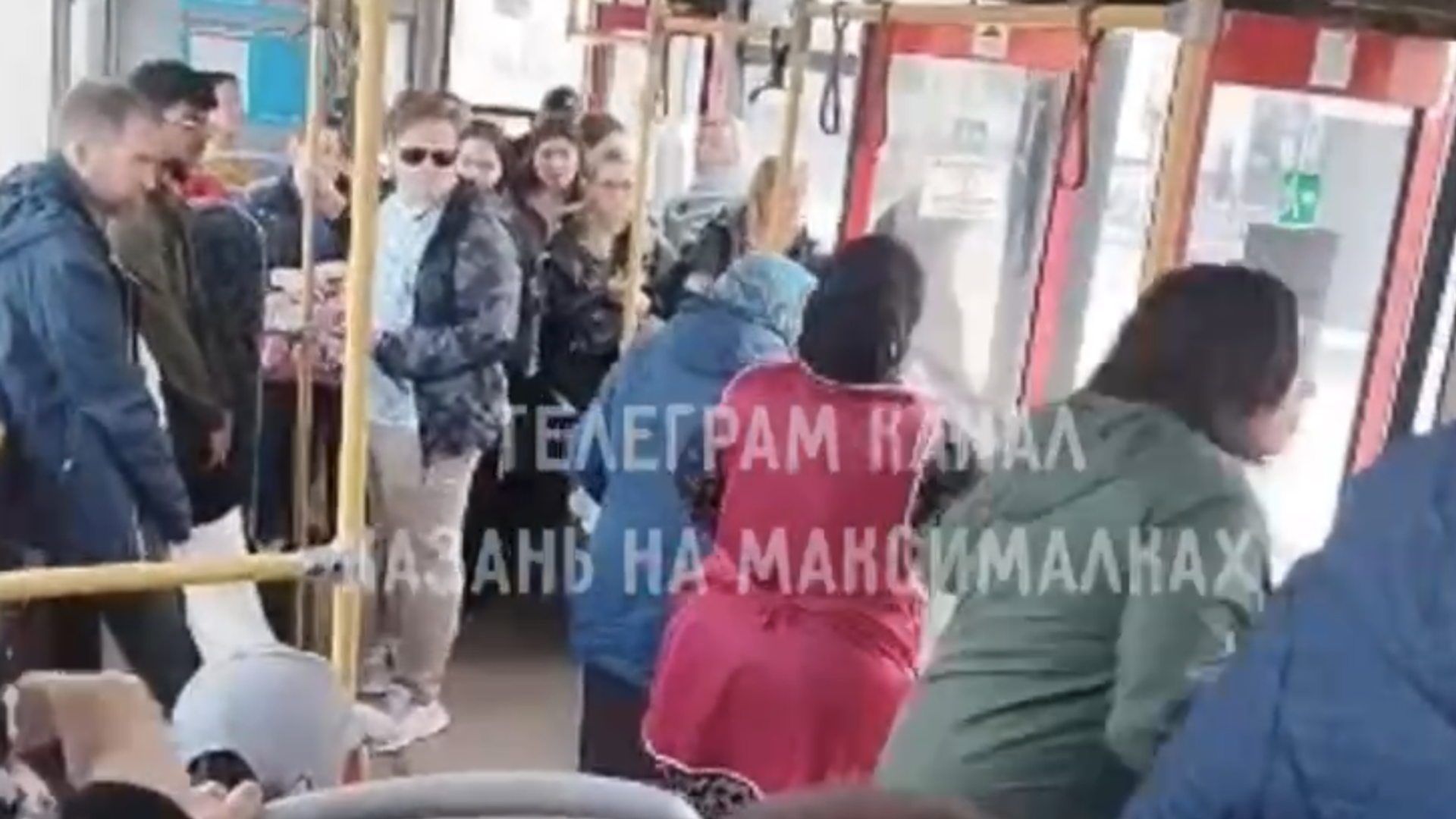 Кондуктор в Казани выталкивает из автобуса пассажирку. 26 апреля 2024 Кондуктор в Казани выталкивает из автобуса пассажирку. 26 апреля 2024 - РИА Новости, 1920, 26.04.2024