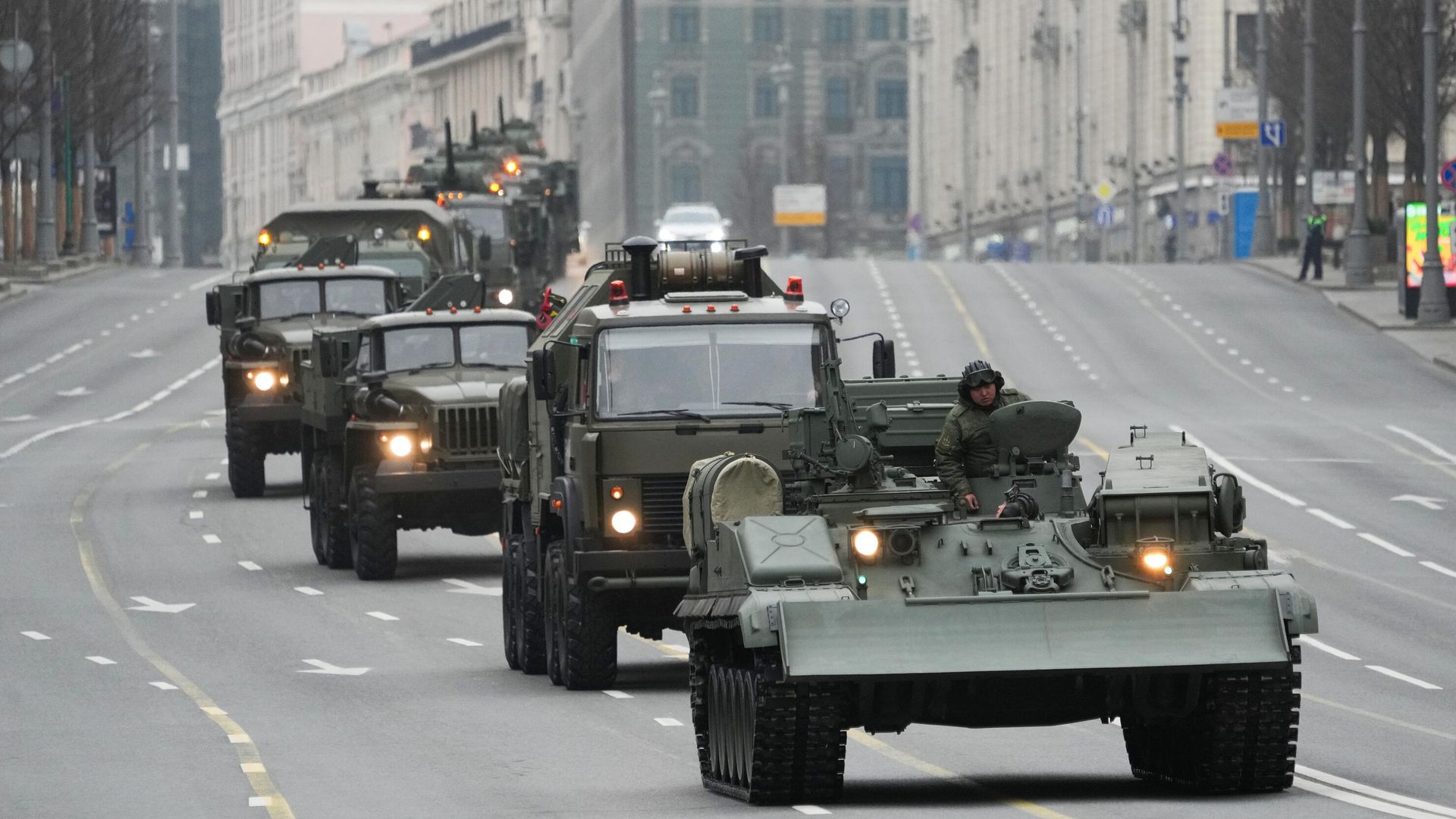 Колонна военной техники перед репетицией парада в честь Победы в Великой Отечественной войне Колонна военной техники перед репетицией парада в честь Победы в Великой Отечественной войне - РИА Новости, 1920, 17.04.2025