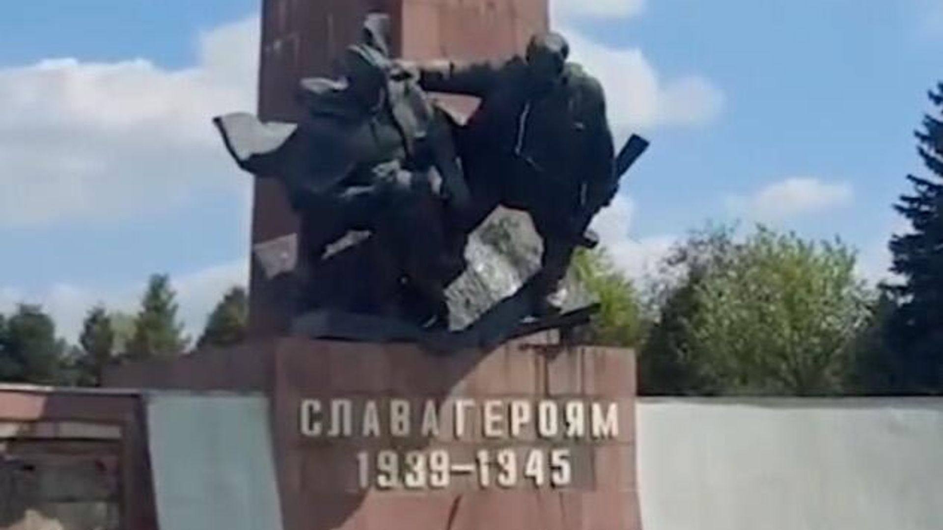 Памятник советским солдатам сбросили с постамента в украинском Ровно Памятник советским солдатам сбросили с постамента в украинском Ровно - РИА Новости, 1920, 26.04.2024