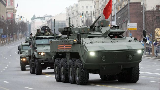 Бронетранспортер на колесной платформе Бумеранг в колонне военной техники перед репетицией парада в честь 79-летия Победы в Великой Отечественной войне Бронетранспортер на колесной платформе Бумеранг в колонне военной техники перед репетицией парада в честь 79-летия Победы в Великой Отечественной войне