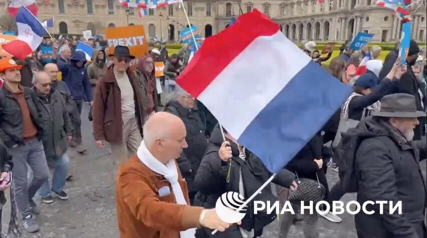 Акция За мир против выделения средств Украине и за выход Франции из состава НАТО в Париже - РИА Новости, 1920, 15.04.2026