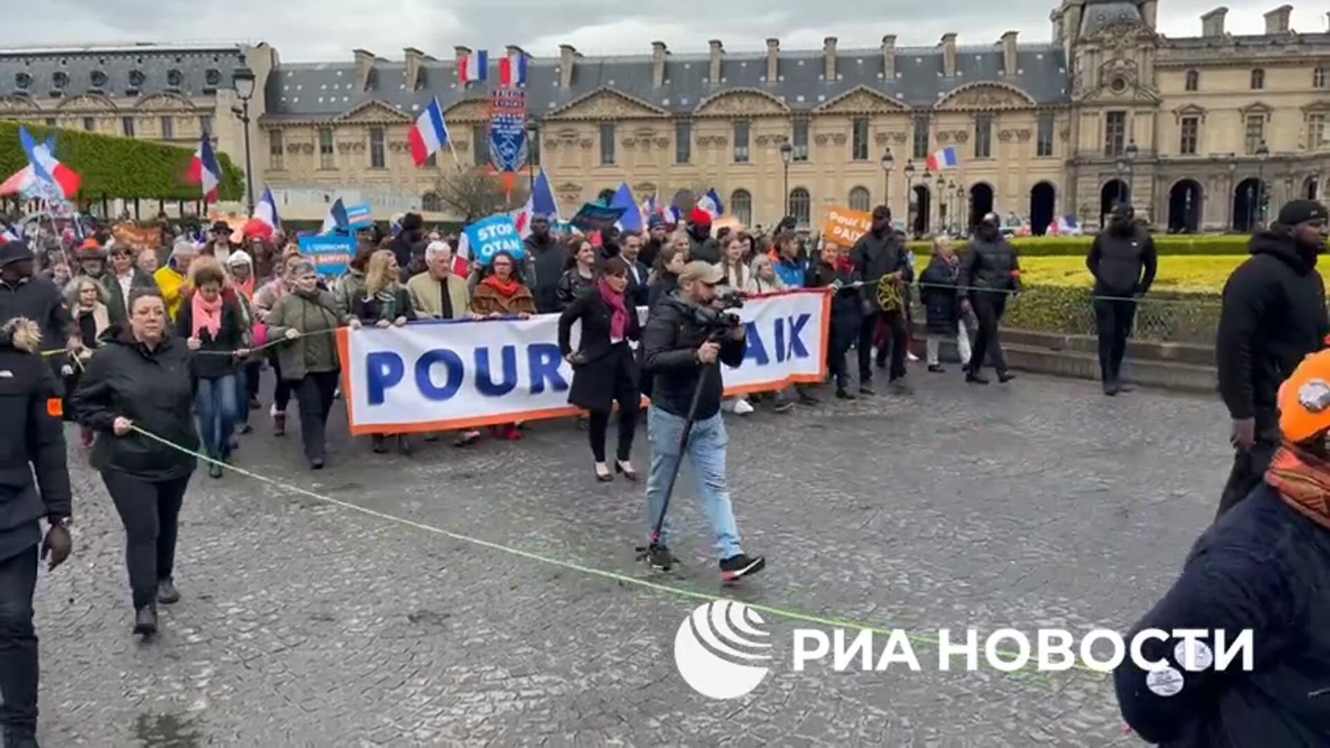 Акция За мир против выделения средств Украине и за выход Франции из состава НАТО Акция За мир против выделения средств Украине и за выход Франции из состава НАТО - РИА Новости, 1920, 27.04.2024