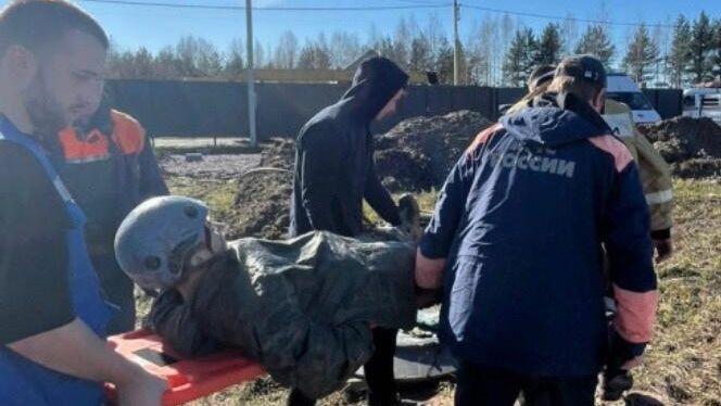 Сотрудники Северо-Западного регионального поисково-спасательного отряда МЧС России эвакуируют ребенка, , увязшего в глине, в деревне Сойкино Ленинградской области Сотрудники Северо-Западного регионального поисково-спасательного отряда МЧС России эвакуируют ребенка, , увязшего в глине, в деревне Сойкино Ленинградской области - РИА Новости, 1920, 28.04.2024