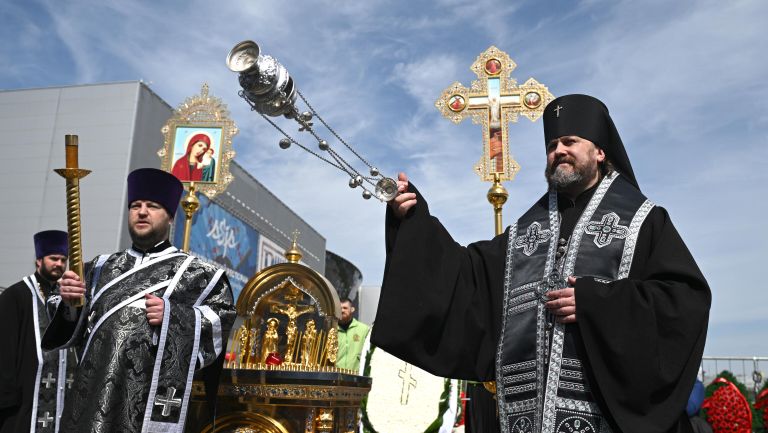 Архиепископ Одинцовский и Красногорский Фома проводит на месте трагедии панихиду по погибшим в результате теракта 22 марта 2024 года в Крокус Сити Холле Архиепископ Одинцовский и Красногорский Фома проводит на месте трагедии панихиду по погибшим в результате теракта 22 марта 2024 года в Крокус Сити Холле