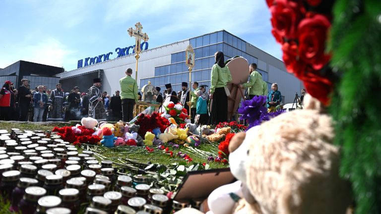 Архиепископ Одинцовский и Красногорский Фома проводит на месте трагедии панихиду по погибшим в результате теракта 22 марта 2024 года в Крокус Сити Холле Архиепископ Одинцовский и Красногорский Фома проводит на месте трагедии панихиду по погибшим в результате теракта 22 марта 2024 года в Крокус Сити Холле