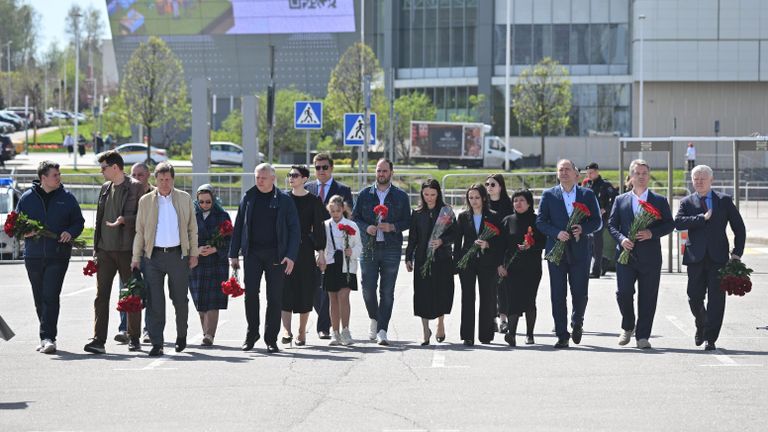 Первый заместитель председателя Государственной Думы РФ Александр Жуков (третий слева) у стихийного мемориала возле подмосковного Крокус Сити Холла Первый заместитель председателя Государственной Думы РФ Александр Жуков (третий слева) у стихийного мемориала возле подмосковного Крокус Сити Холла