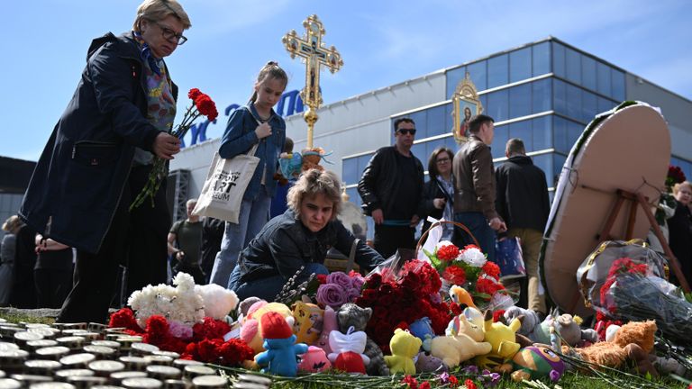 Люди у стихийного мемориала возле подмосковного Крокус Сити Холла в память о жертвах теракта 22 марта 2024 г. Люди у стихийного мемориала возле подмосковного Крокус Сити Холла в память о жертвах теракта 22 марта 2024 г.