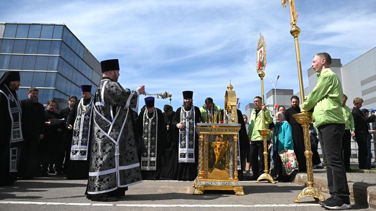 Архиепископ Одинцовский и Красногорский Фома проводит на месте трагедии панихиду по погибшим в результате теракта 22 марта 2024 года в Крокус Сити Холле Архиепископ Одинцовский и Красногорский Фома проводит на месте трагедии панихиду по погибшим в результате теракта 22 марта 2024 года в Крокус Сити Холле