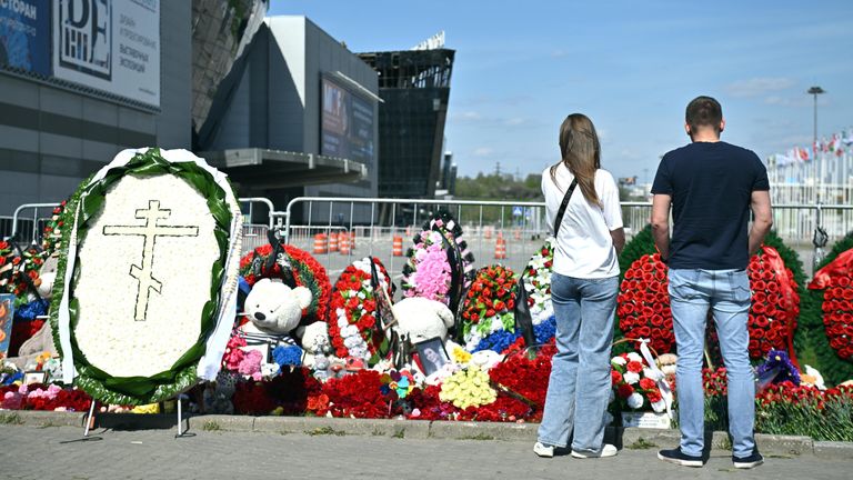 Молодые люди у стихийного мемориала возле подмосковного Крокус Сити Холла в память о жертвах теракта 22 марта 2024 Молодые люди у стихийного мемориала возле подмосковного Крокус Сити Холла в память о жертвах теракта 22 марта 2024