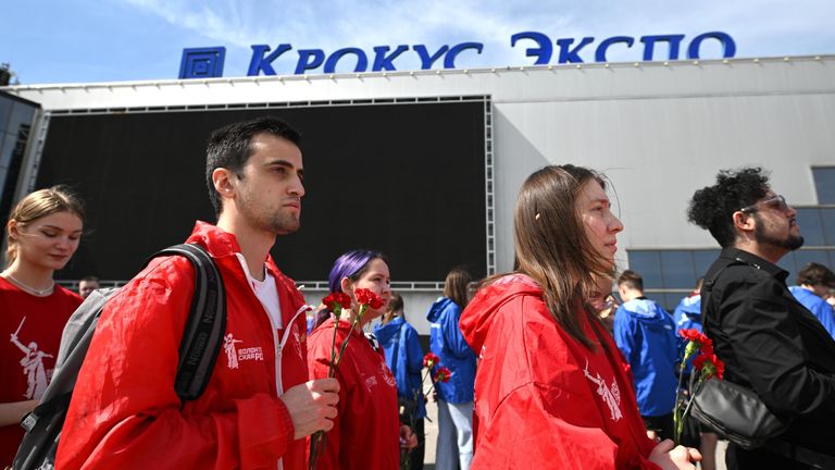 Волонтеры у стихийного мемориала возле подмосковного Крокус Сити Холла в память о жертвах теракта 22 марта 2024 Волонтеры у стихийного мемориала возле подмосковного Крокус Сити Холла в память о жертвах теракта 22 марта 2024