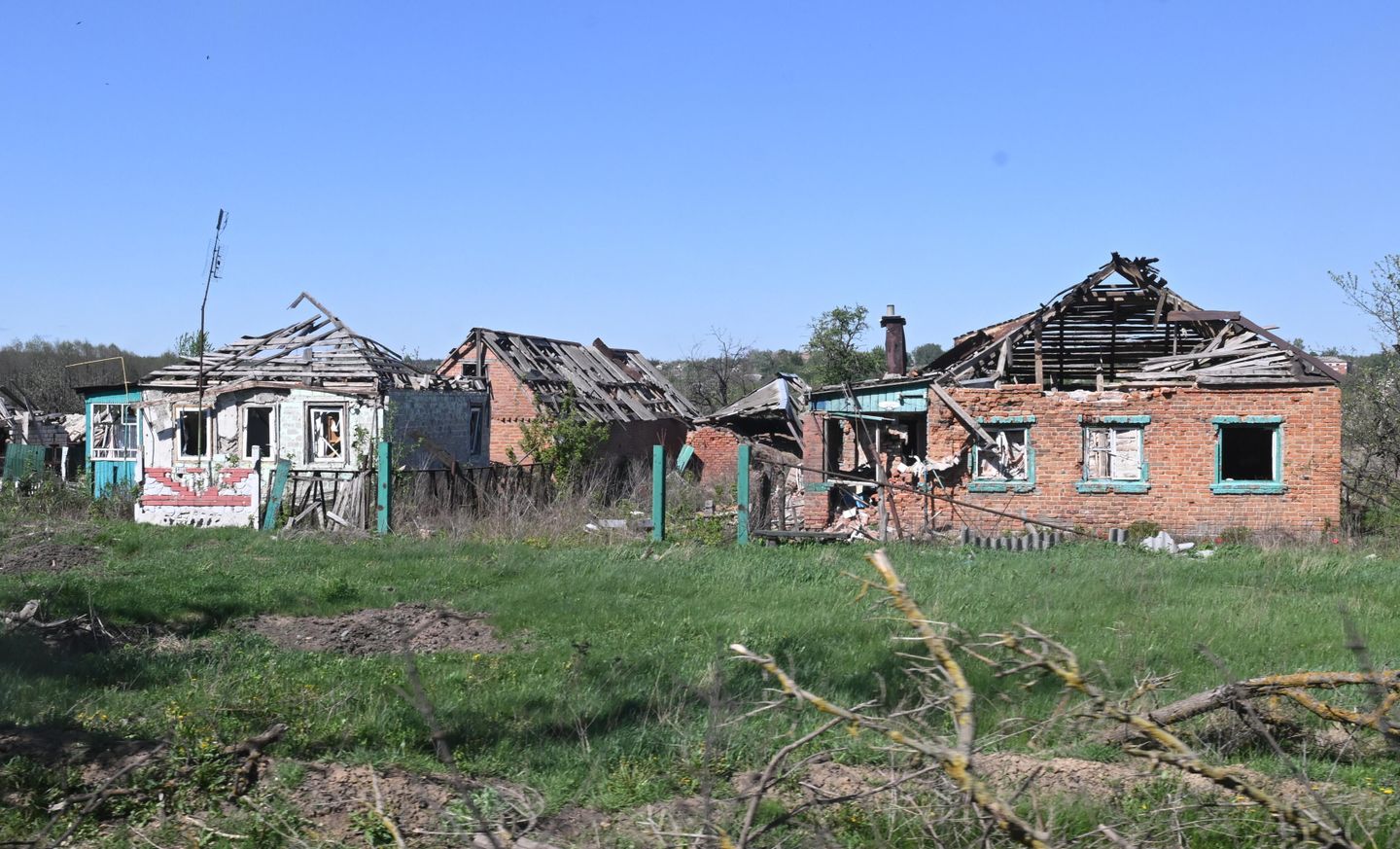 Поврежденные в результате обстрелов жилые дома в поселке 1-й Лиман Харьковской области
