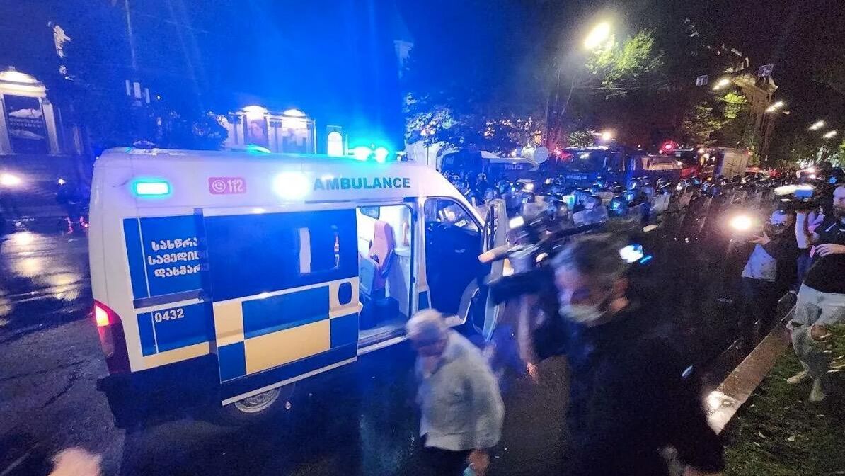 Автомобиль скорой помощи на митинге против закона об иноагентах в Тбилиси Автомобиль скорой помощи на митинге против закона об иноагентах в Тбилиси - РИА Новости, 1920, 30.04.2024