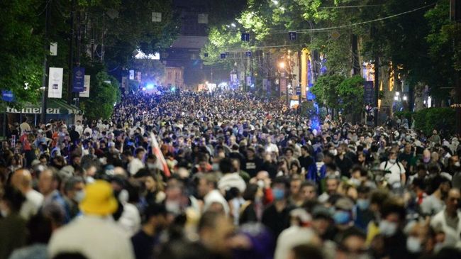 Митинг против закона об иноагентах в Тбилиси