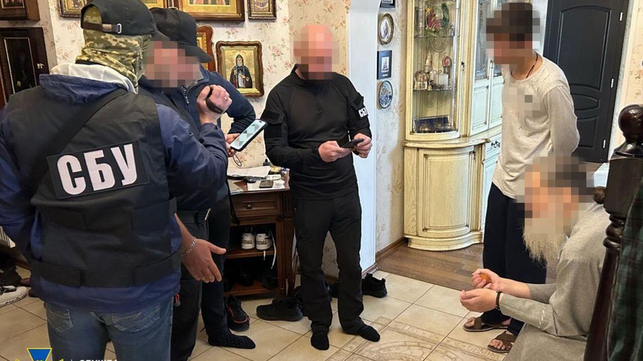 Сотрудники СБУ пришли с обысками к митрополиту Запорожскому и Мелитопольскому канонической Украинской православной церкви Луке Сотрудники СБУ пришли с обысками к митрополиту Запорожскому и Мелитопольскому канонической Украинской православной церкви Луке - РИА Новости, 1920, 01.05.2024