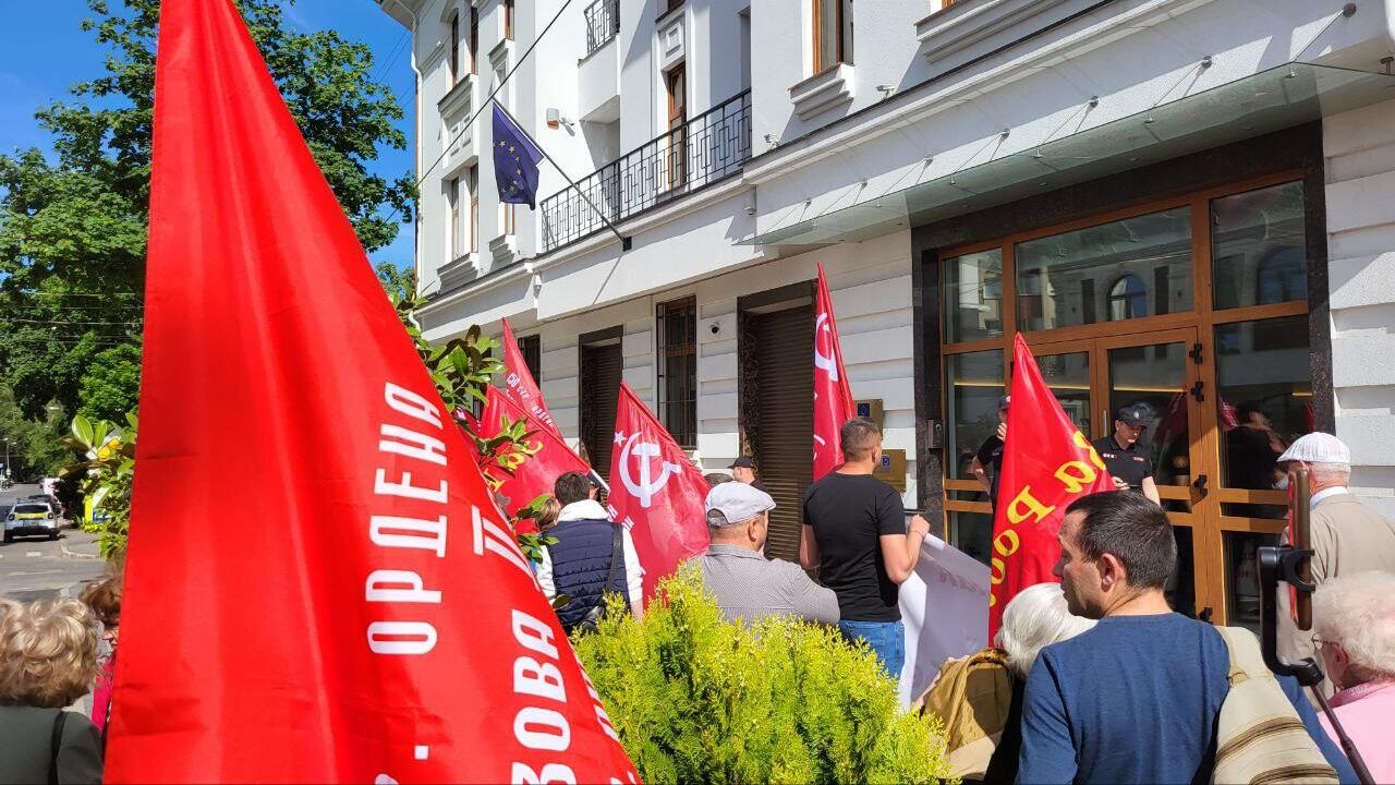 Митинг в защиту Дня Победы у представительства ЕС в Молдове, организованный активистами патриотической организации Гайдуки Митинг в защиту Дня Победы у представительства ЕС в Молдове, организованный активистами патриотической организации Гайдуки - РИА Новости, 1920, 01.05.2024