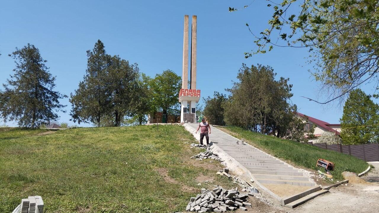Работы по благоустройству территории городского мемориального комплекса в честь героев Великой Отечественной войны в Вулканештах. 1 мая 2024 Работы по благоустройству территории городского мемориального комплекса в честь героев Великой Отечественной войны в Вулканештах. 1 мая 2024 - РИА Новости, 1920, 01.05.2024