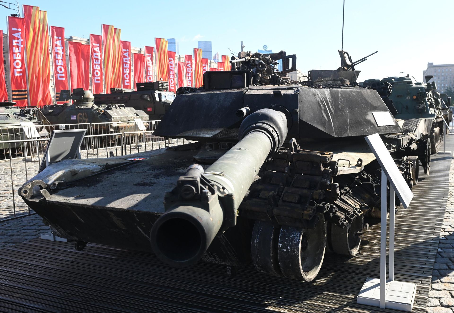 Трофейный танк Abrams, захваченный российскими военнослужащими в ходе спецоперации, на Поклонной горе в Москве - РИА Новости, 1920, 21.05.2025