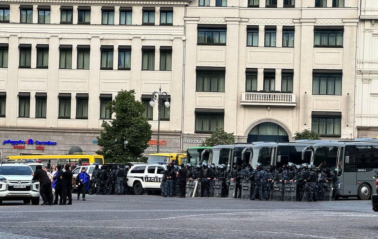 Силовики у памятника Георгию Победоносцу в Тбилиси Силовики у памятника Георгию Победоносцу в Тбилиси - РИА Новости, 1920, 02.05.2024