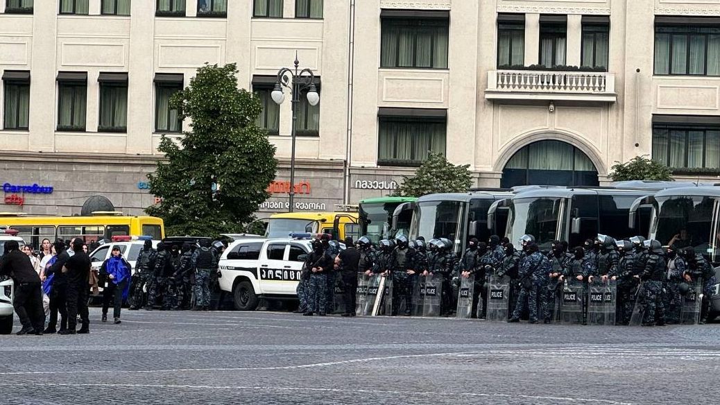 Силовики у памятника Георгию Победоносцу в Тбилиси. 1 мая 2024 Силовики у памятника Георгию Победоносцу в Тбилиси. 1 мая 2024 - РИА Новости, 1920, 01.05.2024