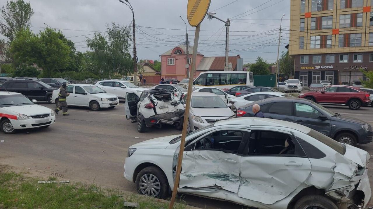 На месте ДТП c участием семи транспортных средств в Воронеже На месте ДТП c участием семи транспортных средств в Воронеже - РИА Новости, 1920, 02.05.2024