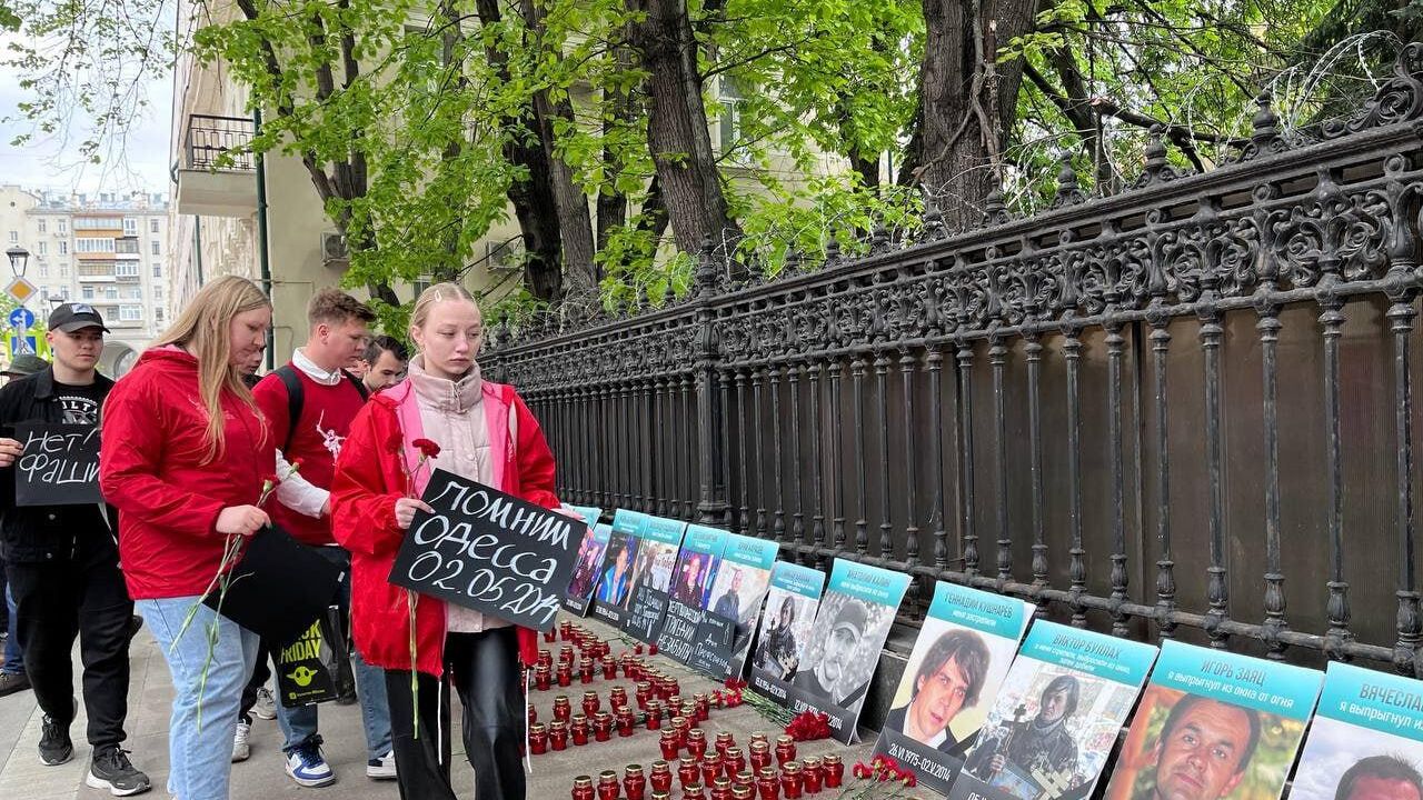 Акция памяти погибших десять лет назад в результате трагедии в Одессе у здания бывшего посольства Украины в Москве Акция памяти погибших десять лет назад в результате трагедии в Одессе у здания бывшего посольства Украины в Москве - РИА Новости, 1920, 03.05.2024