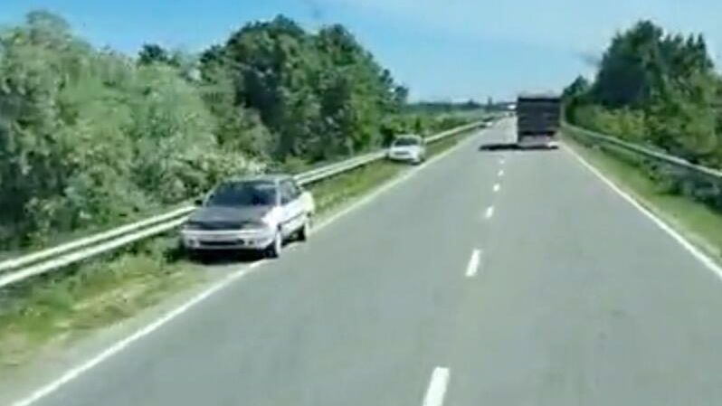 Брошенные автомобили на границе Украины с Молдавией. Кадр видео - РИА Новости, 1920, 05.05.2024