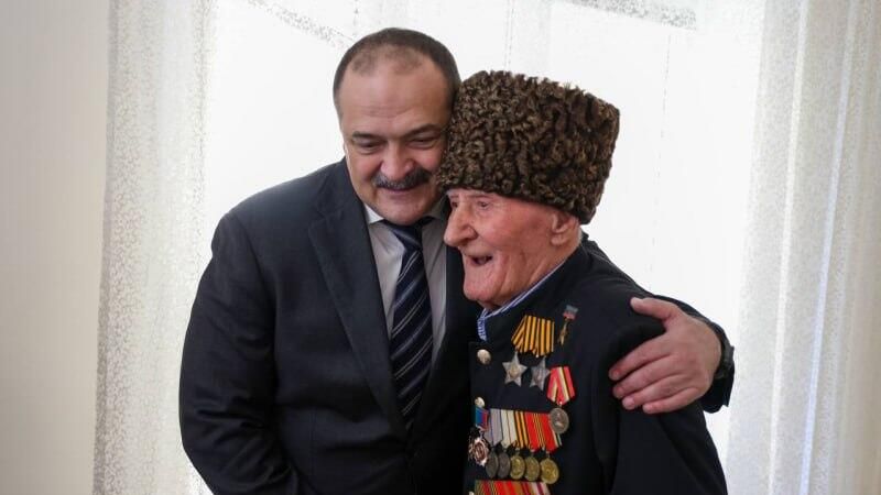 Глава Республики Дагестан Сергей Меликов и ветеран Великой Отечественной войны Ибрагим-Паша Садыков Глава Республики Дагестан Сергей Меликов и ветеран Великой Отечественной войны Ибрагим-Паша Садыков - РИА Новости, 1920, 02.05.2024