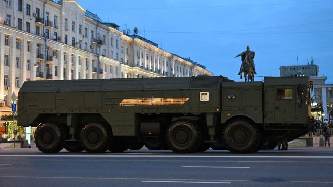 Оперативно-тактический ракетный комплекс Искандер-М перед репетицией парада в честь 79-летия Победы в Великой Отечественной войне Оперативно-тактический ракетный комплекс Искандер-М перед репетицией парада в честь 79-летия Победы в Великой Отечественной войне