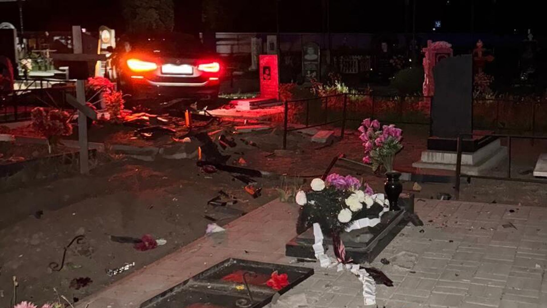 Девушка повредила могилы, заехав на кладбище на BMW в Гулькевичском районе Кубани Девушка повредила могилы, заехав на кладбище на BMW в Гулькевичском районе Кубани - РИА Новости, 1920, 02.05.2024