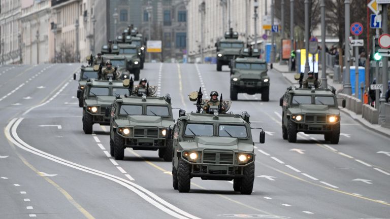 Бронеавтомобиль Тигр-М в колонне военной техники перед репетицией парада в честь 79-летия Победы в Великой Отечественной войне Бронеавтомобиль Тигр-М в колонне военной техники перед репетицией парада в честь 79-летия Победы в Великой Отечественной войне