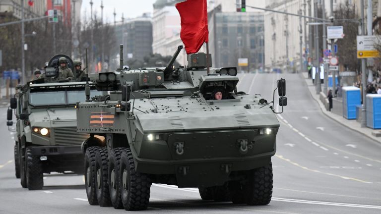 Бронетранспортер (БТР) на колесной платформе Бумеранг в колонне военной техники перед репетицией парада в честь 79-летия Победы в Великой Отечественной войне Бронетранспортер (БТР) на колесной платформе Бумеранг в колонне военной техники перед репетицией парада в честь 79-летия Победы в Великой Отечественной войне