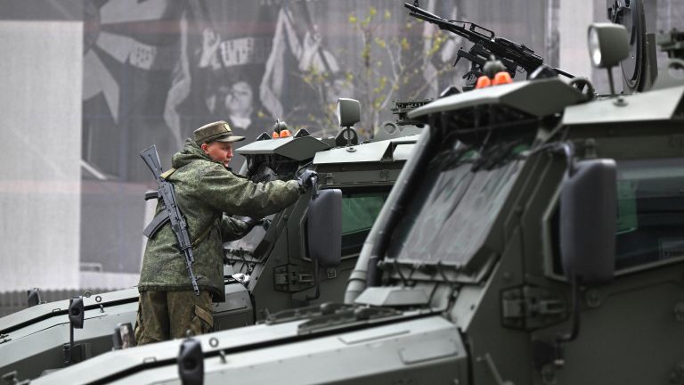 Военнослужащий готовит технику к репетиции парада в честь 79-летия Победы в Великой Отечественной войне Военнослужащий готовит технику к репетиции парада в честь 79-летия Победы в Великой Отечественной войне
