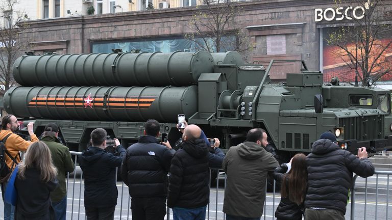 Зенитная ракетная система С-400 Триумф в колонне военной техники перед репетицией парада в честь 79-летия Победы в Великой Отечественной войне Зенитная ракетная система С-400 Триумф в колонне военной техники перед репетицией парада в честь 79-летия Победы в Великой Отечественной войне