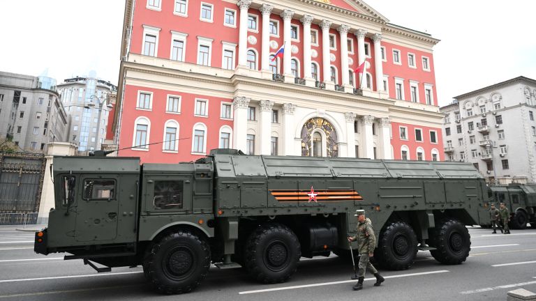 Оперативно-тактический ракетный комплекс Искандер-М в колонне военной техники перед репетицией парада в честь 79-летия Победы в Великой Отечественной войне Оперативно-тактический ракетный комплекс Искандер-М в колонне военной техники перед репетицией парада в честь 79-летия Победы в Великой Отечественной войне