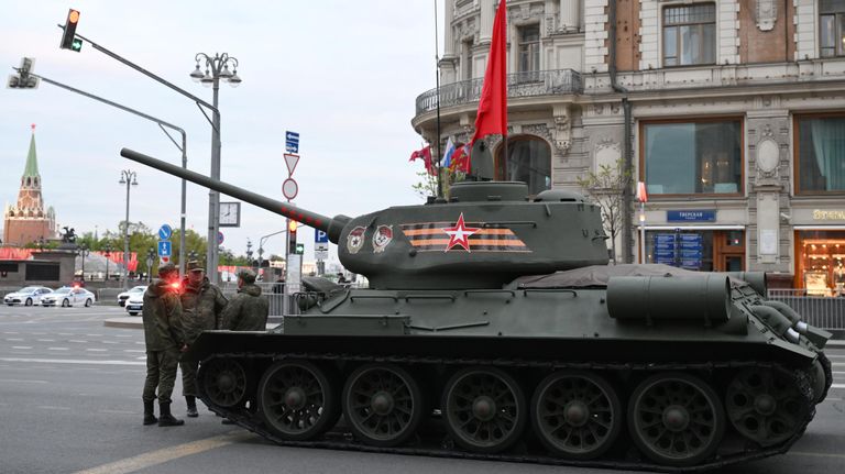 Танк Т-34-85 в колонне военной техники перед репетицией парада в честь 79-летия Победы в Великой Отечественной войне Танк Т-34-85 в колонне военной техники перед репетицией парада в честь 79-летия Победы в Великой Отечественной войне
