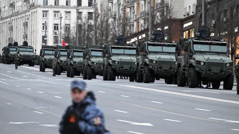 Бронеавтомобили Феникс в колонне военной техники перед репетицией парада в честь 79-летия Победы в Великой Отечественной войне Бронеавтомобили Феникс в колонне военной техники перед репетицией парада в честь 79-летия Победы в Великой Отечественной войне