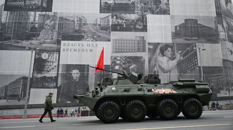 Бронетранспортер БТР-82А в колонне военной техники перед репетицией парада в честь 79-летия Победы в Великой Отечественной войне Бронетранспортер БТР-82А в колонне военной техники перед репетицией парада в честь 79-летия Победы в Великой Отечественной войне