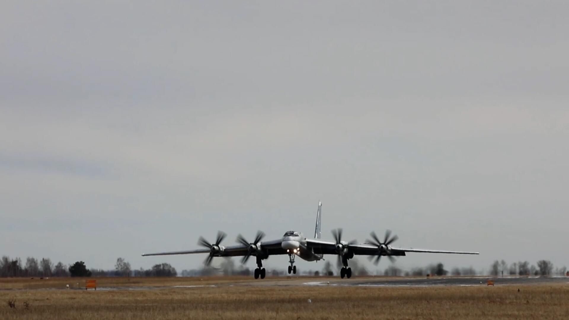 Полет Ту-95МС у западного побережья Аляски Полет Ту-95МС у западного побережья Аляски - РИА Новости, 1920, 03.05.2024