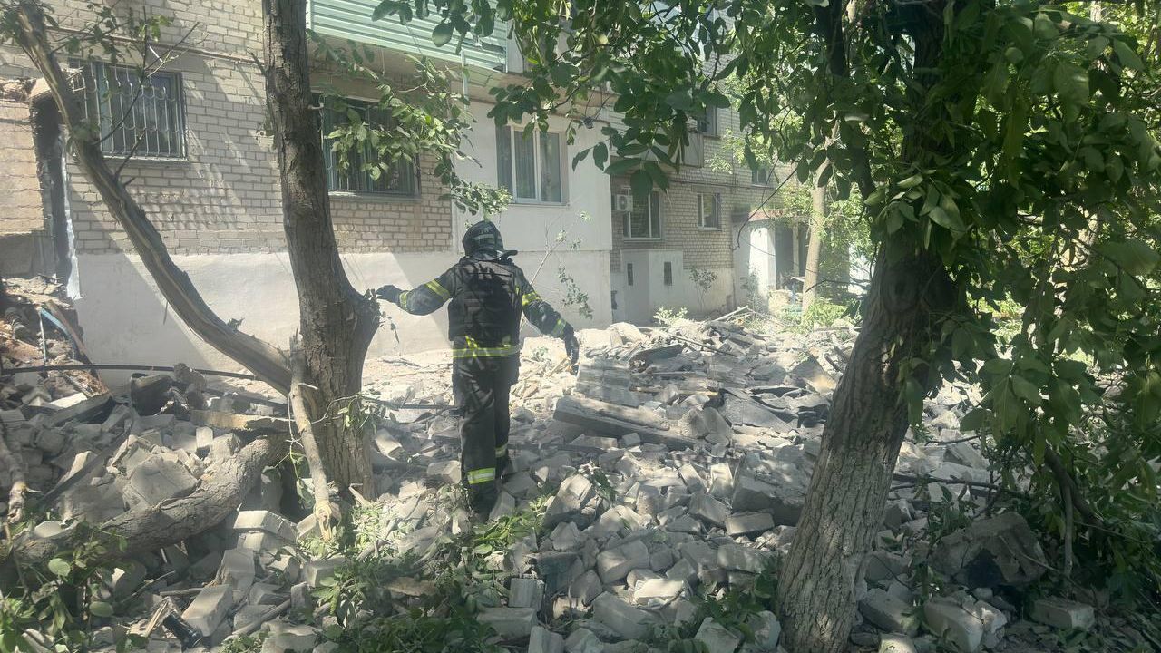 Последствия удара по жилому дому в Токмаке Последствия удара по жилому дому в Токмаке - РИА Новости, 1920, 14.05.2025