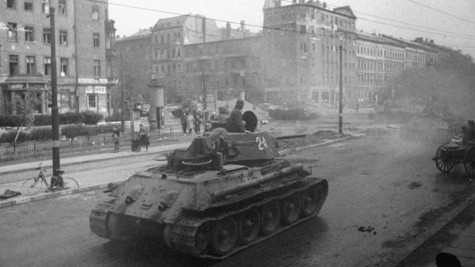 Советские танки на пути к Рейхстагу Советские танки на пути к Рейхстагу - РИА Новости, 1920, 04.07.2024