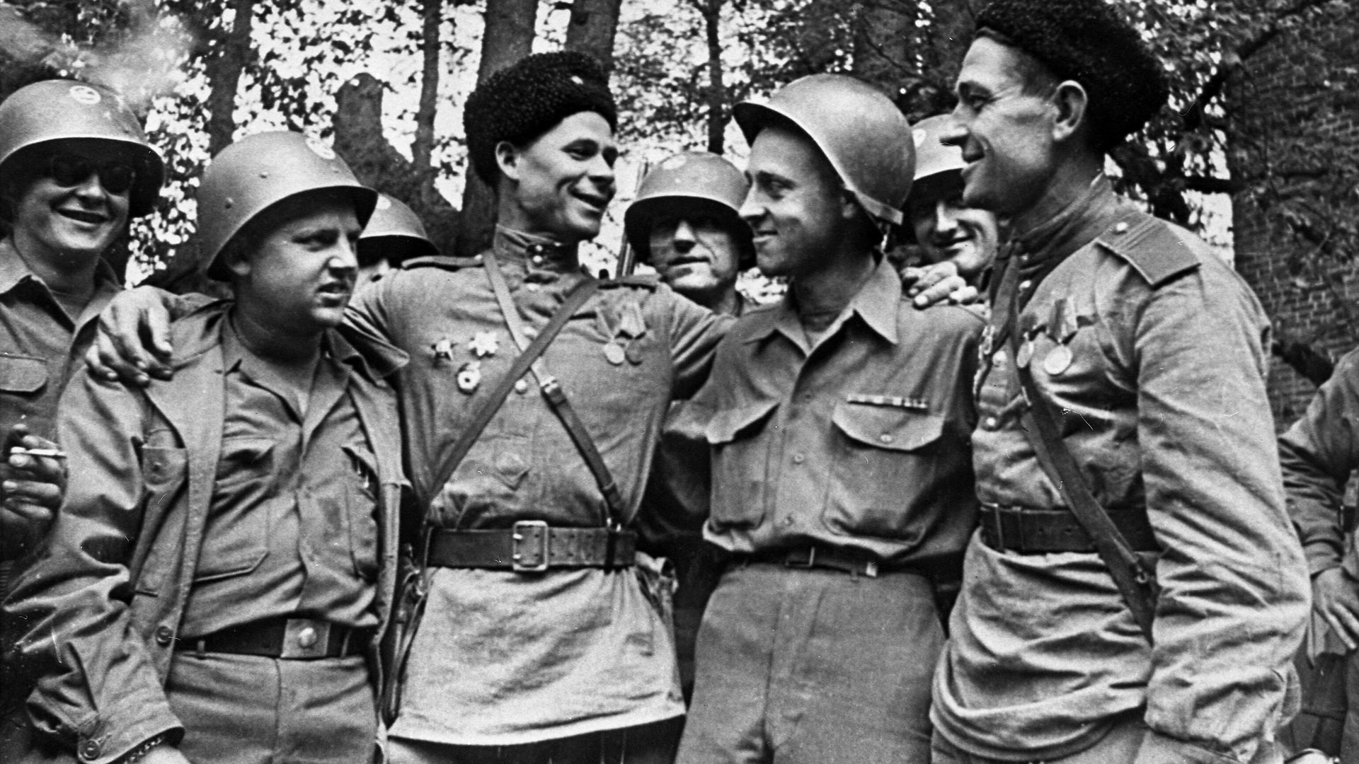 Встреча американских и советских солдат 25 апреля 1945 года недалеко от города Торгау на Эльбе Встреча американских и советских солдат 25 апреля 1945 года недалеко от города Торгау на Эльбе - РИА Новости, 1920, 09.05.2024