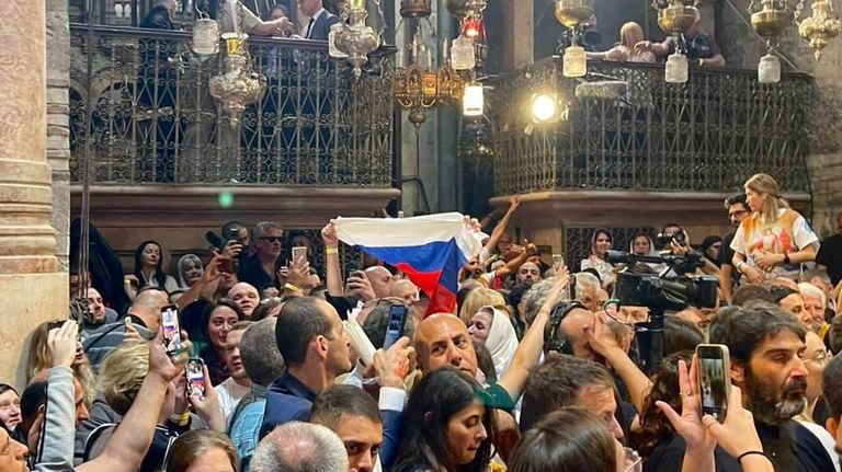 Православные христиане собираются вокруг Кувуклии на церемонию Благодатного огня в храме Гроба Господня в Иерусалиме. 4 мая 2024 Православные христиане собираются вокруг Кувуклии на церемонию Благодатного огня в храме Гроба Господня в Иерусалиме. 4 мая 2024