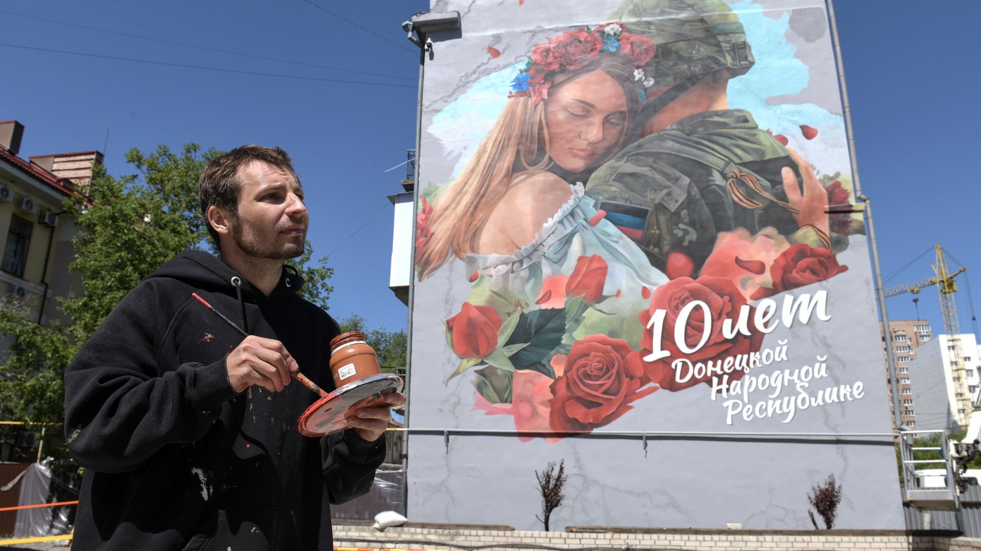 Мурал Встреча, созданный к 10-летию ДНР. Автор и главный художник – Владислав Степной Мурал Встреча, созданный к 10-летию ДНР. Автор и главный художник – Владислав Степной - РИА Новости, 1920, 04.05.2024