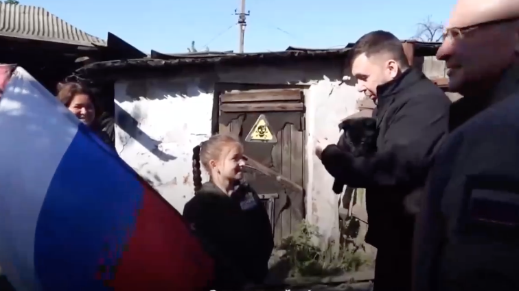 Девочка Маша из Макеевки и щенок Девочка Маша из Макеевки и щенок - РИА Новости, 1920, 05.05.2024