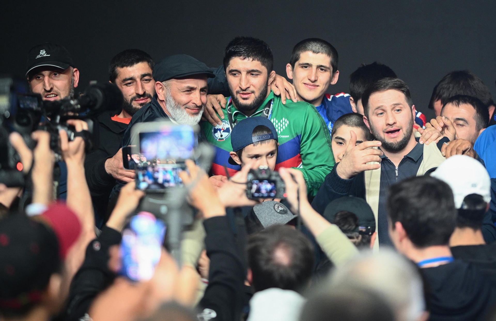 Абдулрашид Садулаев в окружении болельщиков на чемпионате России по вольной борьбе (2024) Абдулрашид Садулаев в окружении болельщиков на чемпионате России по вольной борьбе (2024) - РИА Новости, 1920, 05.05.2024